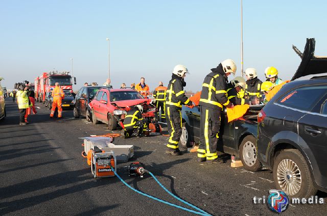 Foto: Marijke Peters - Zeven gewonden bij  kettingbotsing op A2